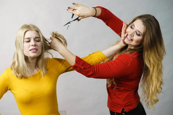 Frisur Und Haarschnitt Junge Friseurin Hält Scheren Bereit Ihre Freundinnen — Stockfoto