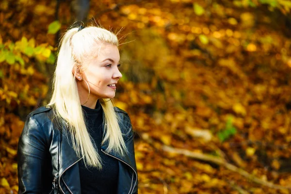 Блондинка Модном Наряде Счастливая Женщина Черной Кожаной Куртке Ramones Осеннем — стоковое фото
