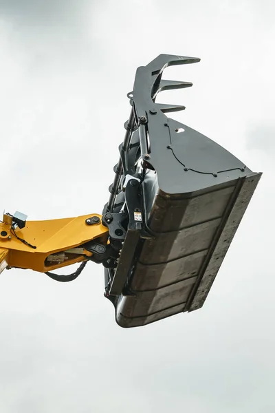 工业干草远程处理机对着天空 望远镜操作员 农业机械 农业设备 大型起重装载机叉车 — 图库照片