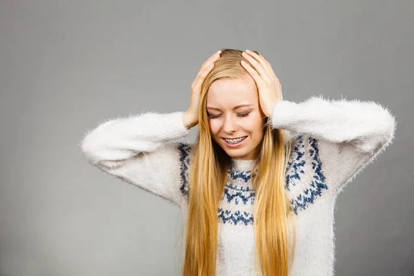 Lycka Mänskliga Reaktioner Ansiktsuttryck Koncept Glad Blond Kvinna Håller Huvudet — Stockfoto