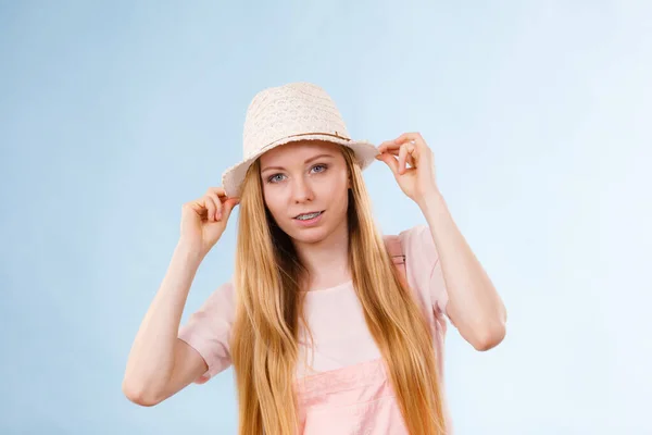 Счастливая Веселая Девушка Подросток Готовая Лету Розовом Наряде Шляпе — стоковое фото