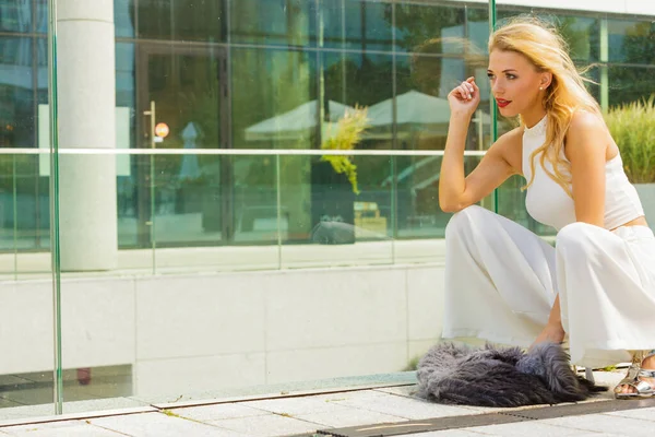 Elegante Mujer Moda Que Presenta Ropa Urbana Moda Camiseta Blanca — Foto de Stock