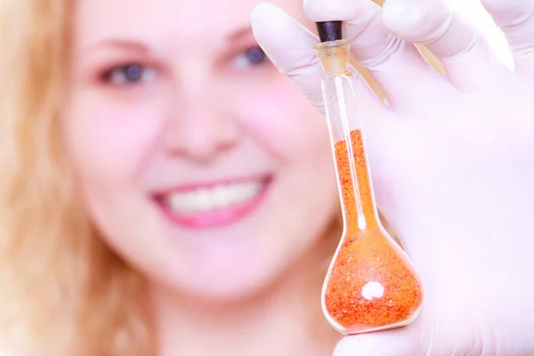 化学者の女性 女子学生 女性研究室のアシスタントまたは化学ガラス製品のテストフラスコを持つ科学研究者 進行中の研究 — ストック写真