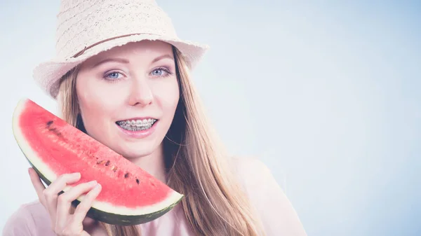 Happy Cheerful Teenage Girl Ready Summer Wearing Sun Hat Holding — Stock Photo, Image