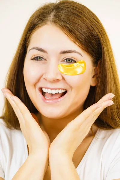 Young Woman Applying Golden Collagen Patches Eyes Mask Removing Wrinkles — Stock Photo, Image
