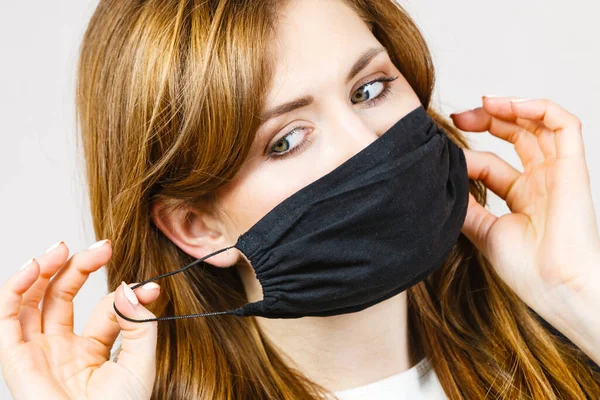 Obchodní Žena Ochrannou Tváří Černou Maskou Proti Koronaviru Korona Virus — Stock fotografie