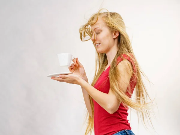 Blondynka Dmuchającymi Długimi Włosami Trzyma Kubek Kształcie Serca Szaro — Zdjęcie stockowe