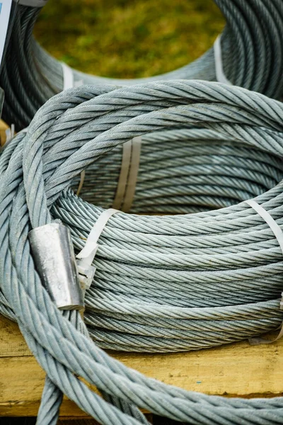 清洗新钢丝绳 盘绕钢丝绳 工业设备 — 图库照片