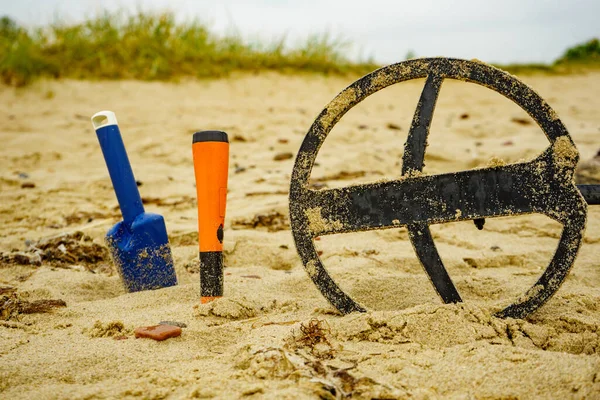 寻找宝藏 电子金属探测器线圈与配件夹头和铲子在沙滩上 寻找宝藏 — 图库照片