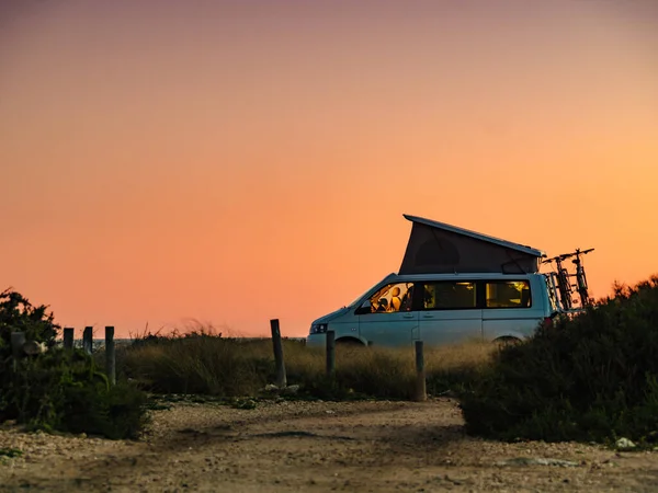 Camper Van Mit Dachzelt Campen Der Mittelmeerküste Urlaub Und Reisen — Stockfoto