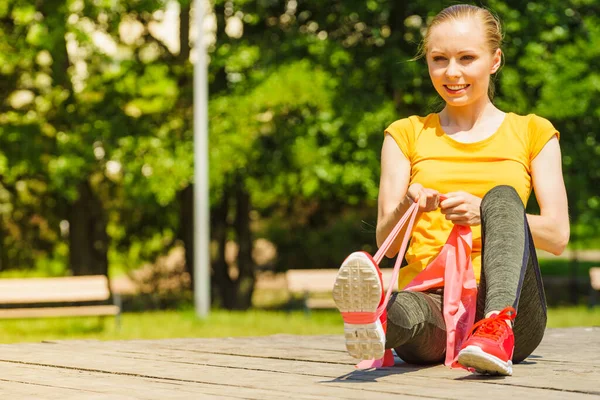 Young Woman Exercises Outdoor Park Using Gym Accessory Resistance Band — Stock Photo, Image