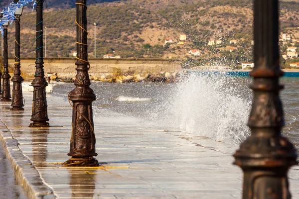 海滨度假村 海滨散步区 希腊国旗和路灯 海浪冲破石头人行道 伯罗奔尼撒 — 图库照片