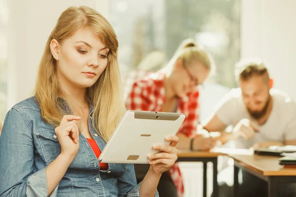Εκπαίδευση Γυμνάσιο Ψηφιακή Έννοια Online Μάθησης Κορίτσι Φοιτητής Υπολογιστή Tablet — Φωτογραφία Αρχείου
