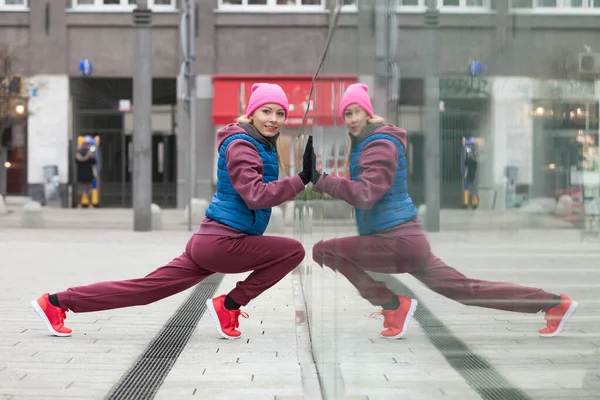 体育和娱乐 适合身材纤细 体态活泼的少女在城市街道上进行户外热身运动 妇女在新鲜空气中运动 — 图库照片