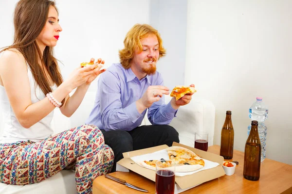 남자와 여자가 시간을 보내는 것입니다 맛있는 피자를 부부나 친구들 — 스톡 사진