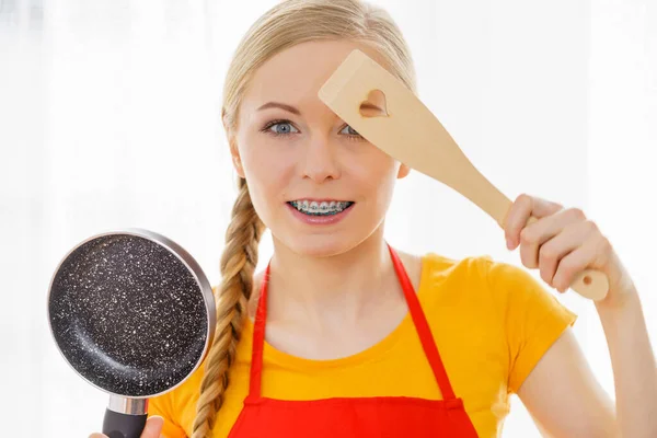 Mutfakta Pişmek Üzere Olan Küçük Bir Yemek Tepsisi Ahşap Spatulayla — Stok fotoğraf