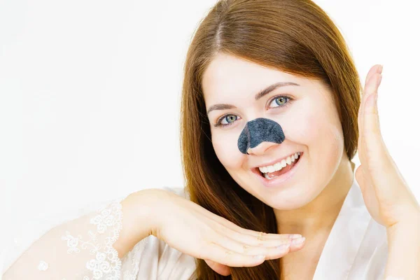 Mujer Pegando Tiras Limpias Nariz Utilizando Poro Limpieza Máscara Textil —  Fotos de Stock