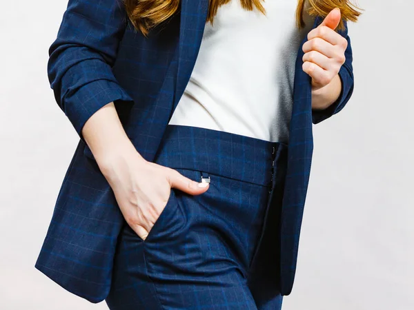 Geschäftsfrau Anzug Hält Hand Hosentasche — Stockfoto