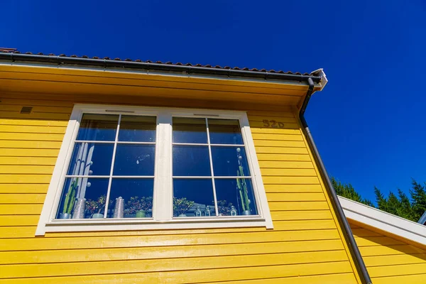 Window Yellow Wall House Fasade Architecture Detail Scandinavian Building — Stock Photo, Image