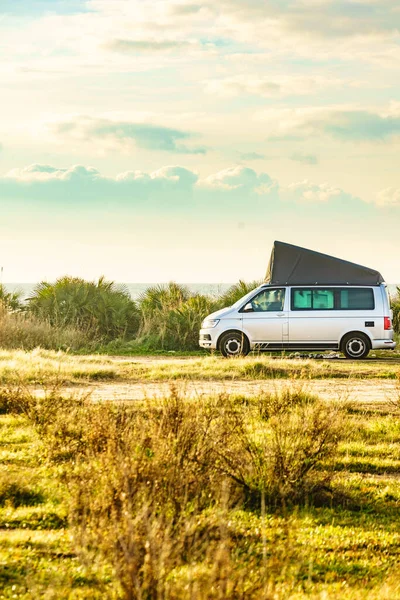 Van Αυτοκίνητο Εξοπλισμένο Camping Gear Roof Σκηνή Κάμπινγκ Στην Παραλία — Φωτογραφία Αρχείου