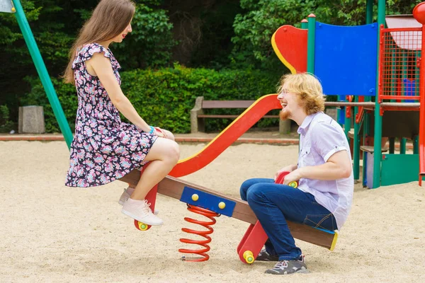 Glückliches Lustiges Paar Das Spaß Auf Dem Spielplatz Für Kinder — Stockfoto