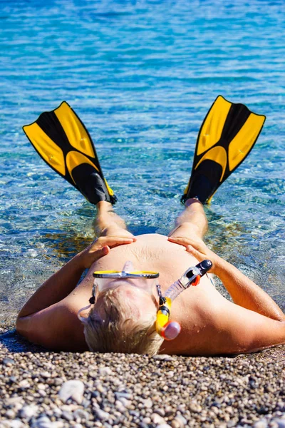 ビーチの海岸にシュノーケル機器フリッパーとシュノーケリングマスクチューブを持つ成熟した男 夏休み水泳楽しいコンセプト — ストック写真