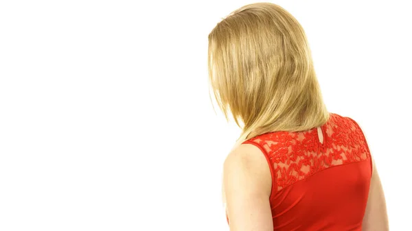 无法辨认的女人穿着红色的顶部与背后的细节 服装风格理念 — 图库照片