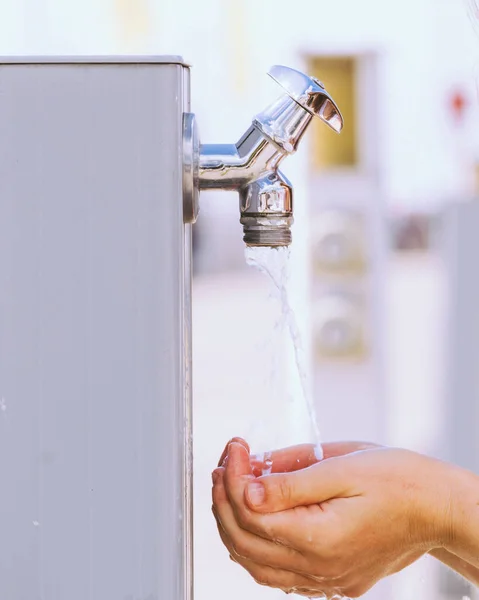 Kobieta Myje Ręce Lub Pije Czystą Wodę Kranu — Zdjęcie stockowe