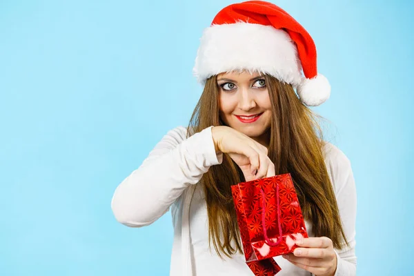 Удивлённая Женщина Шляпе Санта Клауса Кладёт Руку Рождественский Красный Подарочный — стоковое фото