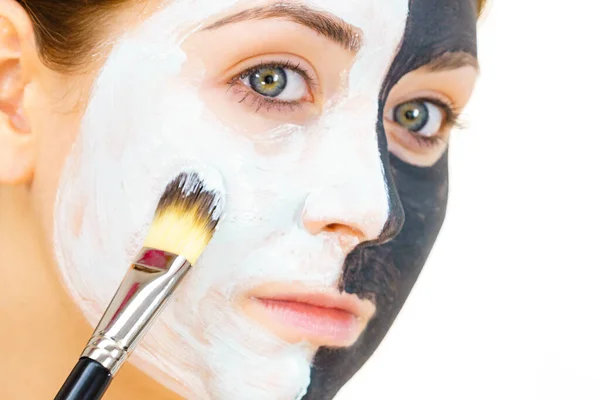 Γυναίκα Πήλινη Carbo Μαύρη Μάσκα Στο Μισό Πρόσωπο Απλώνοντας Λευκή — Φωτογραφία Αρχείου