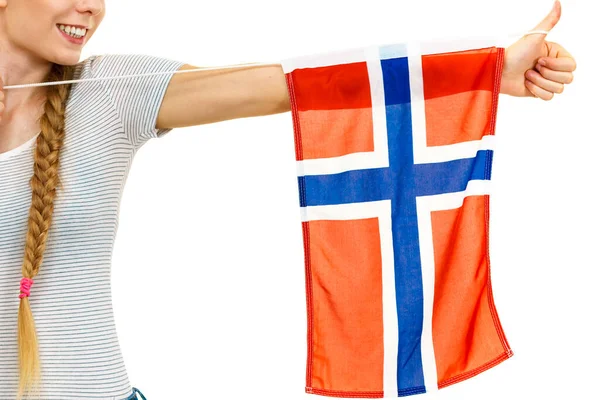Norveç Bayrağıyla Örülmüş Sarı Saçlı Kız Skandinav Halkı — Stok fotoğraf