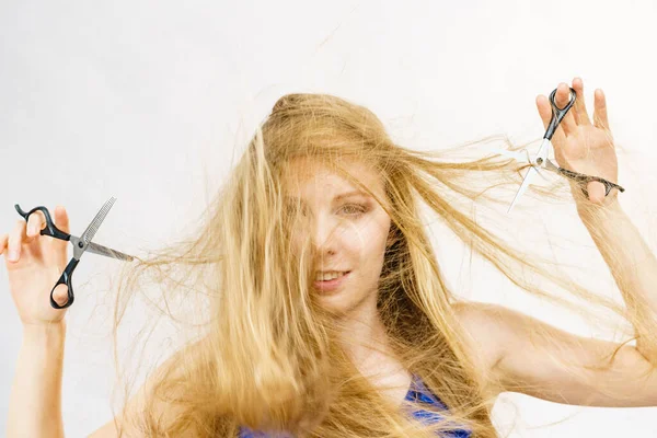 Mädchen Mit Langen Blonden Haaren Die Eine Schere Der Hand — Stockfoto