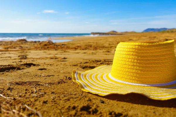 Verano Vacaciones Descansando Playa Sombrero Amarillo Paja Playa Arena Orilla —  Fotos de Stock