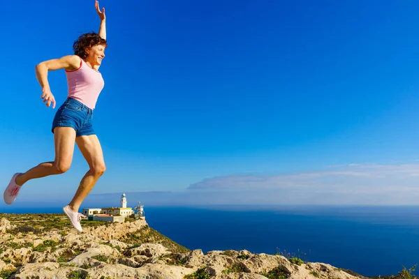Karavanla Gezintiden Zevk Alan Bir Kadın Karavanda Havaya Atlıyor Mesa — Stok fotoğraf