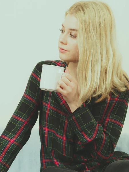 Fiatal Felnőtt Vagy Tinédzser Élvezi Szabadidejét Kávét Vagy Teát Iszik — Stock Fotó