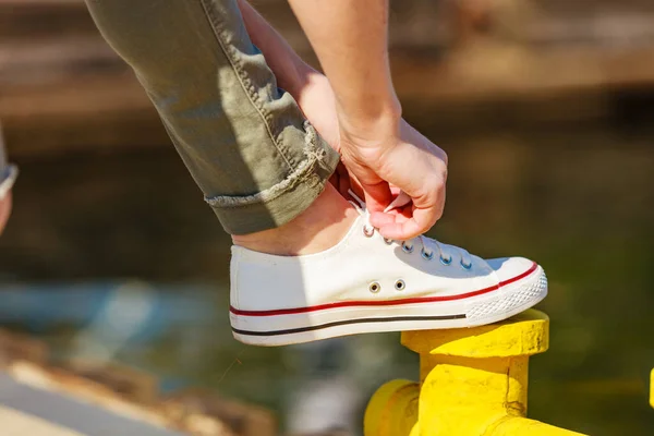 Женщина Приспосабливается Завязывая Шнурки Белых Кроссовках Случайные Туфли Желтом Булларде — стоковое фото