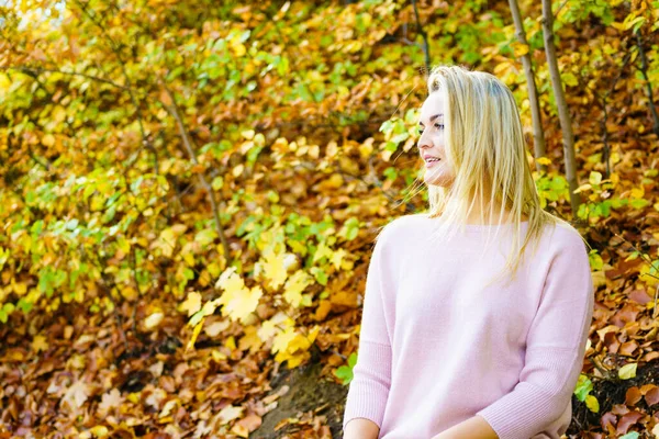 Blondine Vrouw Ontspannen Herfst Park Zonnige Dag — Stockfoto