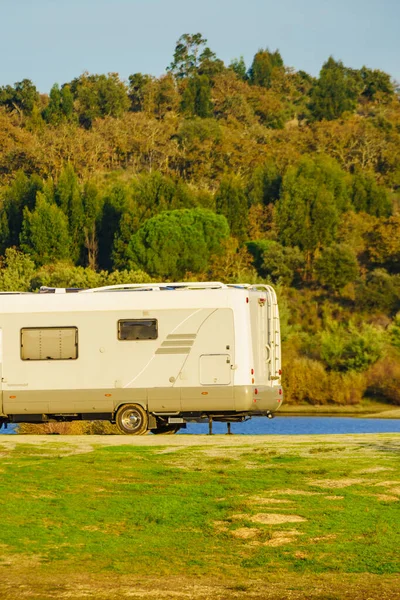 ポルトガルの湖畔でキャラバンキャンプ 秋のキャンプ旅行 — ストック写真