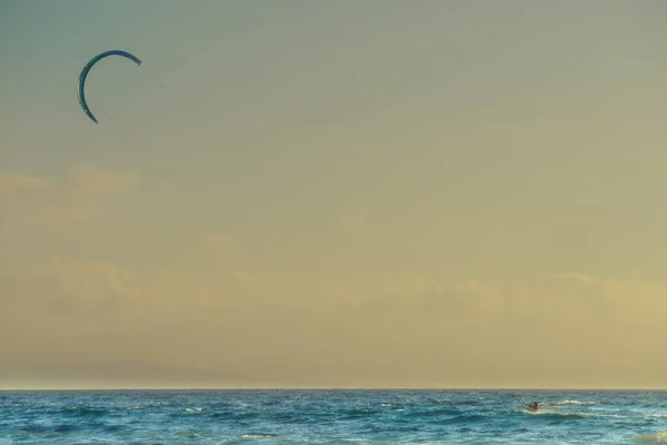 Κίτσμπορντ Kite Surfer Δράση Tarifa Ισπανία Αθλητική Δραστηριότητα Άνθρωποι Που — Φωτογραφία Αρχείου