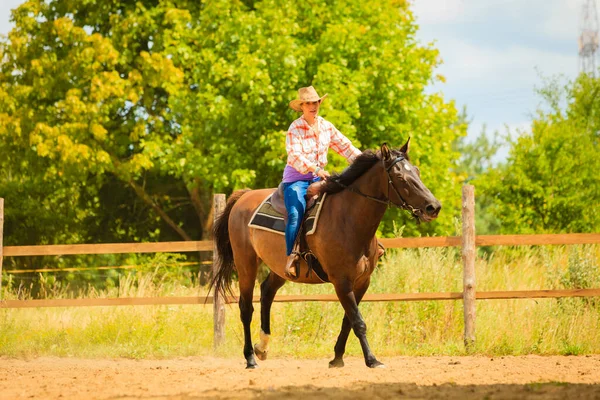 Cuidar Animais Equitação Conceito Competições Ocidentais Vaqueira Fazendo Passeios Cavalo — Fotografia de Stock