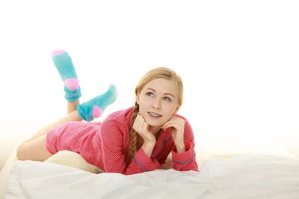十代の寝姿のファッションの概念 若いです女性ベッドの上に横たわるかわいいピンクのパジャマを着て — ストック写真