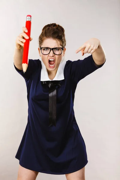 怒りっぽい女学生少女や女教師が大きな赤い鉛筆悲鳴を上げている スタジオショットオングレー — ストック写真