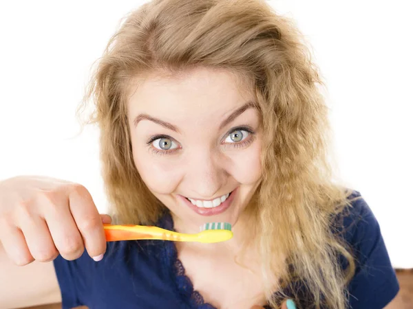 Mulher Loura Louca Feliz Escovando Dentes Com Cabelo Louco Emaranhado — Fotografia de Stock