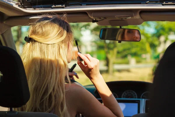 Dikiz Aynasına Bakan Çekici Bir Kadın Kirpiklerini Boyuyor Arabayı Sürerken — Stok fotoğraf