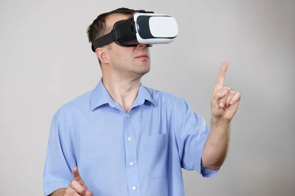 Obchodník Brýlemi Virtuální Realitě Box Spojení Technologie Nová Generace Koncept — Stock fotografie