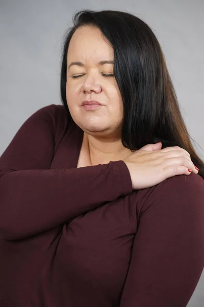 Yetişkin Bir Kadın Omzunda Ağrı Kolu Ağrıyan Bir Kadın Ortak — Stok fotoğraf