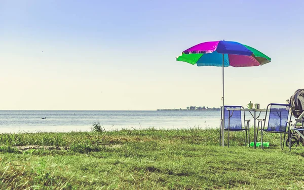 Sahilde Piknik Renkli Şemsiye Sandalyeler Otların Üzerinde Bebek Arabası — Stok fotoğraf