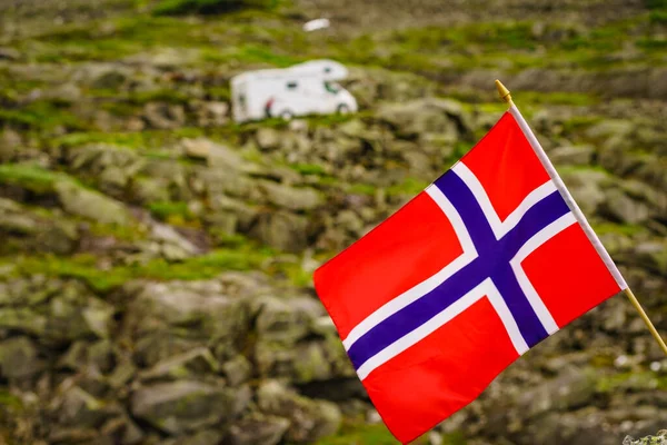 挪威国旗在风中飘扬 野营车在山中的背景音乐中飘扬 假期和探险概念 — 图库照片
