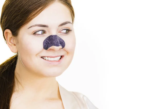 Mujer Pegando Tiras Limpias Nariz Utilizando Poro Limpieza Máscara Textil — Foto de Stock