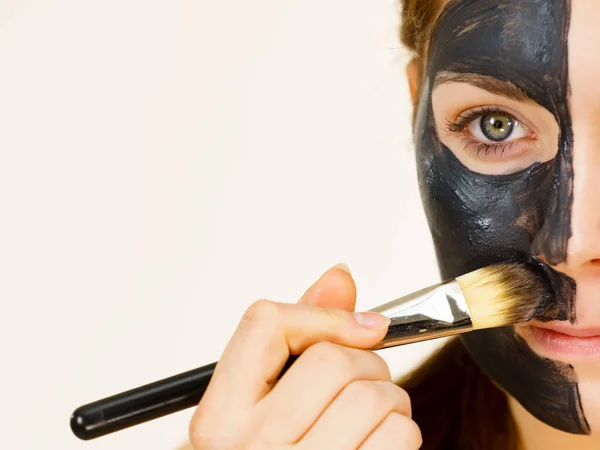 Cuidado Com Pele Mulher Aplicando Máscara Lama Purificante Preta Limpador — Fotografia de Stock